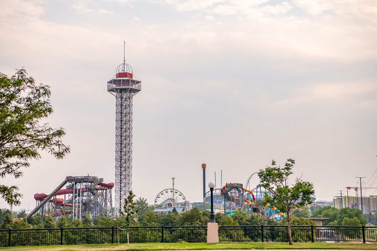 Six Flags, Disney Post Opposite Theme Park Results