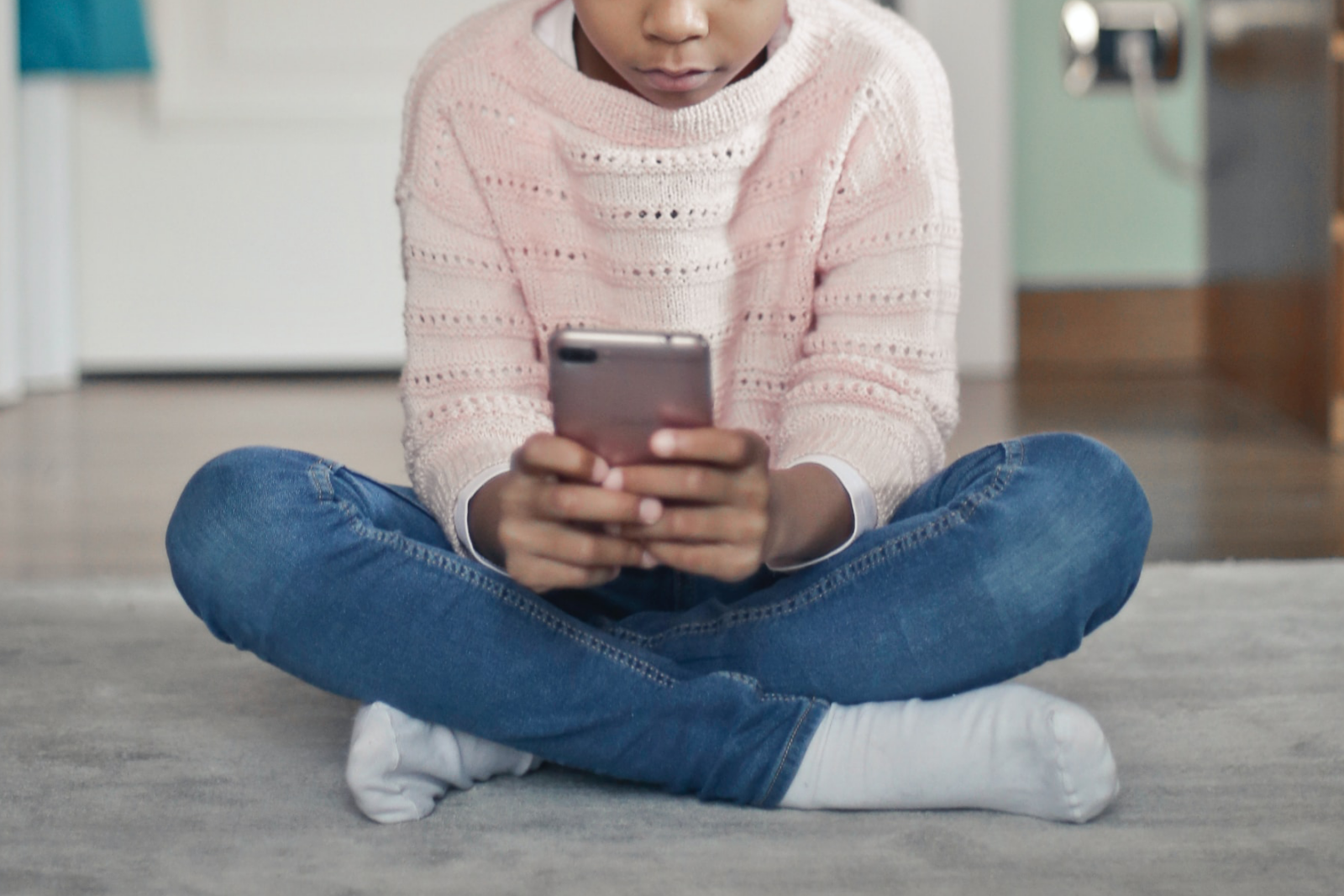 China Makes Law to Limit Kids’ Phone Time