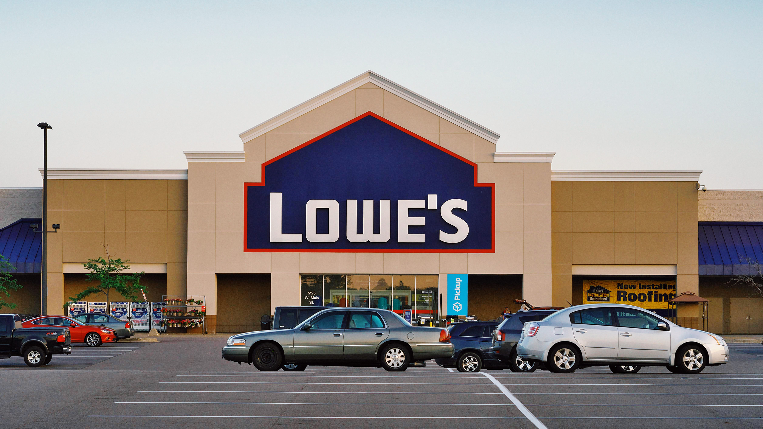 Photo of the exterior of a Lowe's store