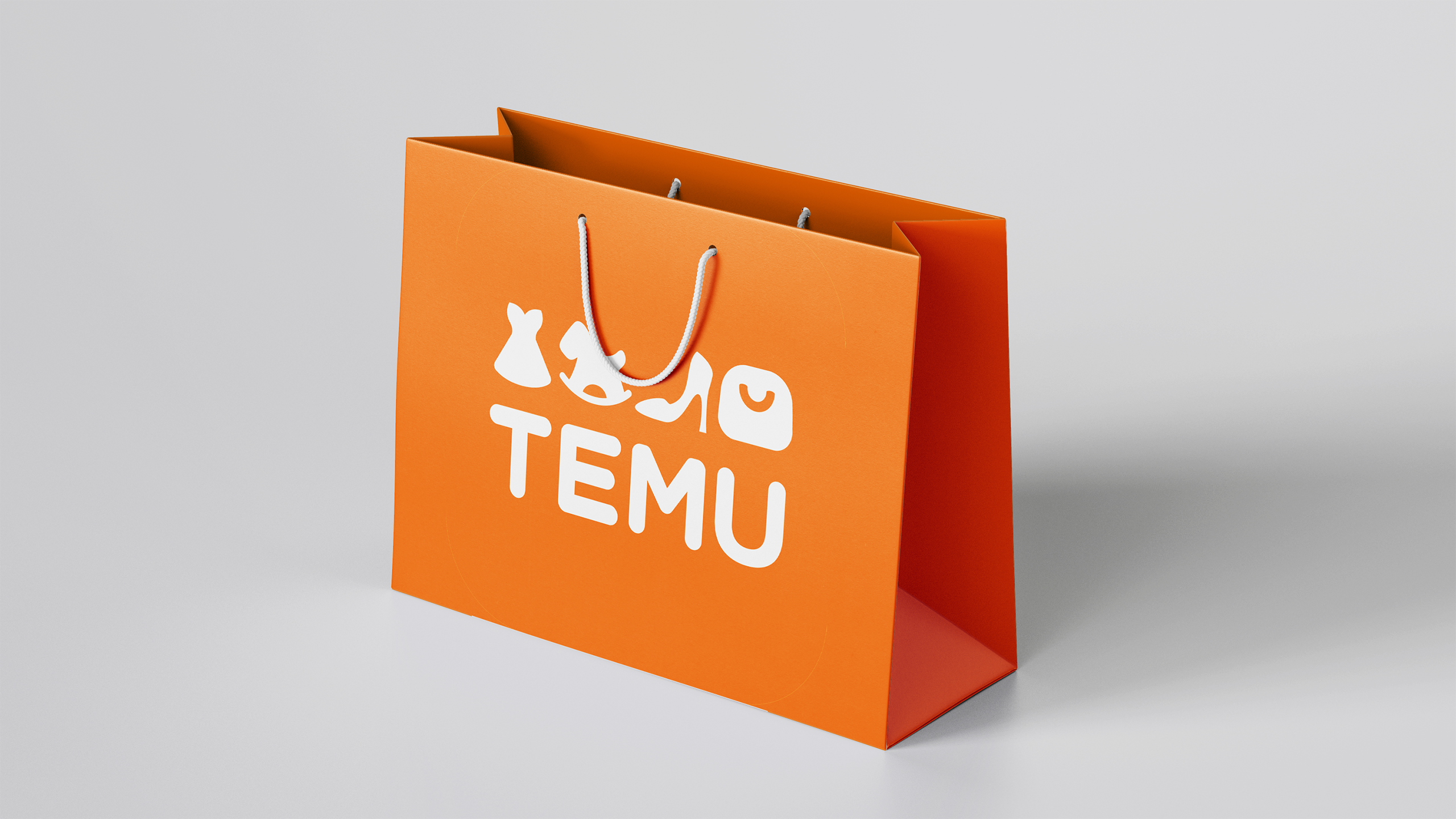 Photo mockup of a shopping bag with the Temu logo