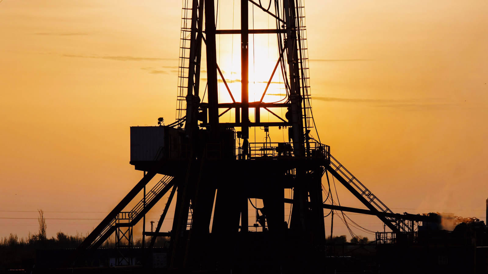 Oil Prices Trapped Between Falling US Crude Inventories and Rising Gasoline Stockpiles