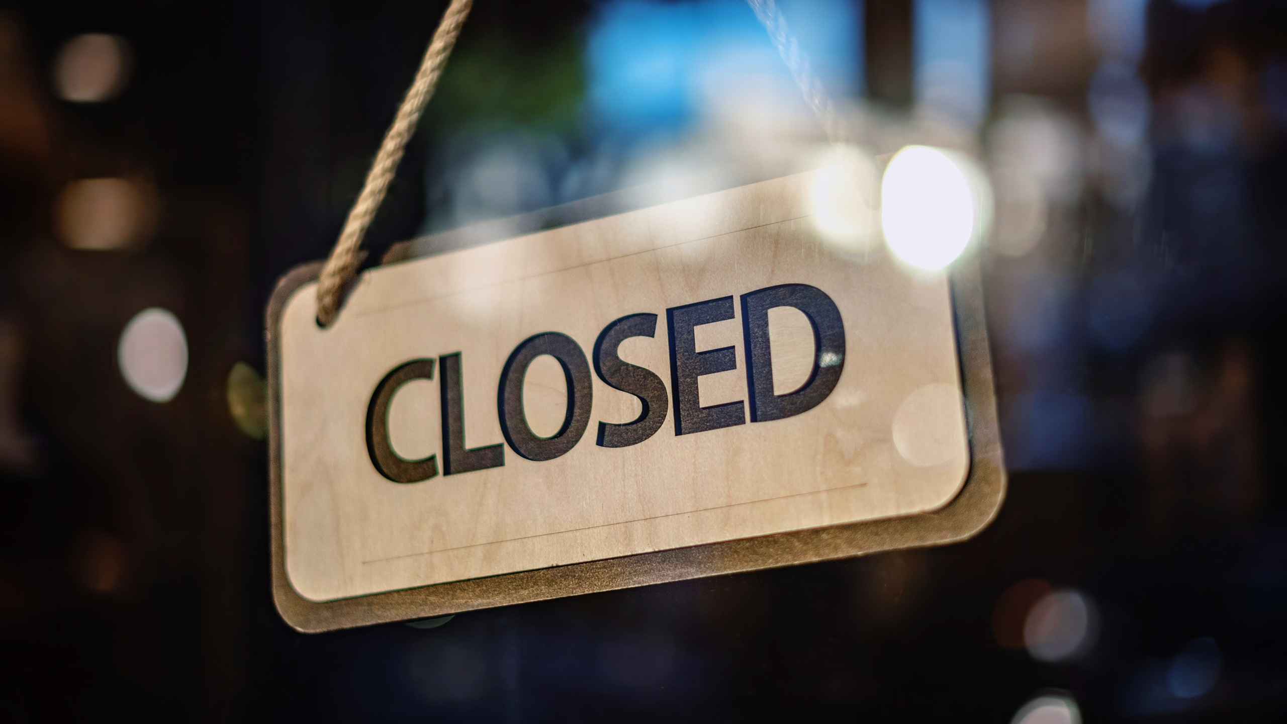 Photo of a closed sign