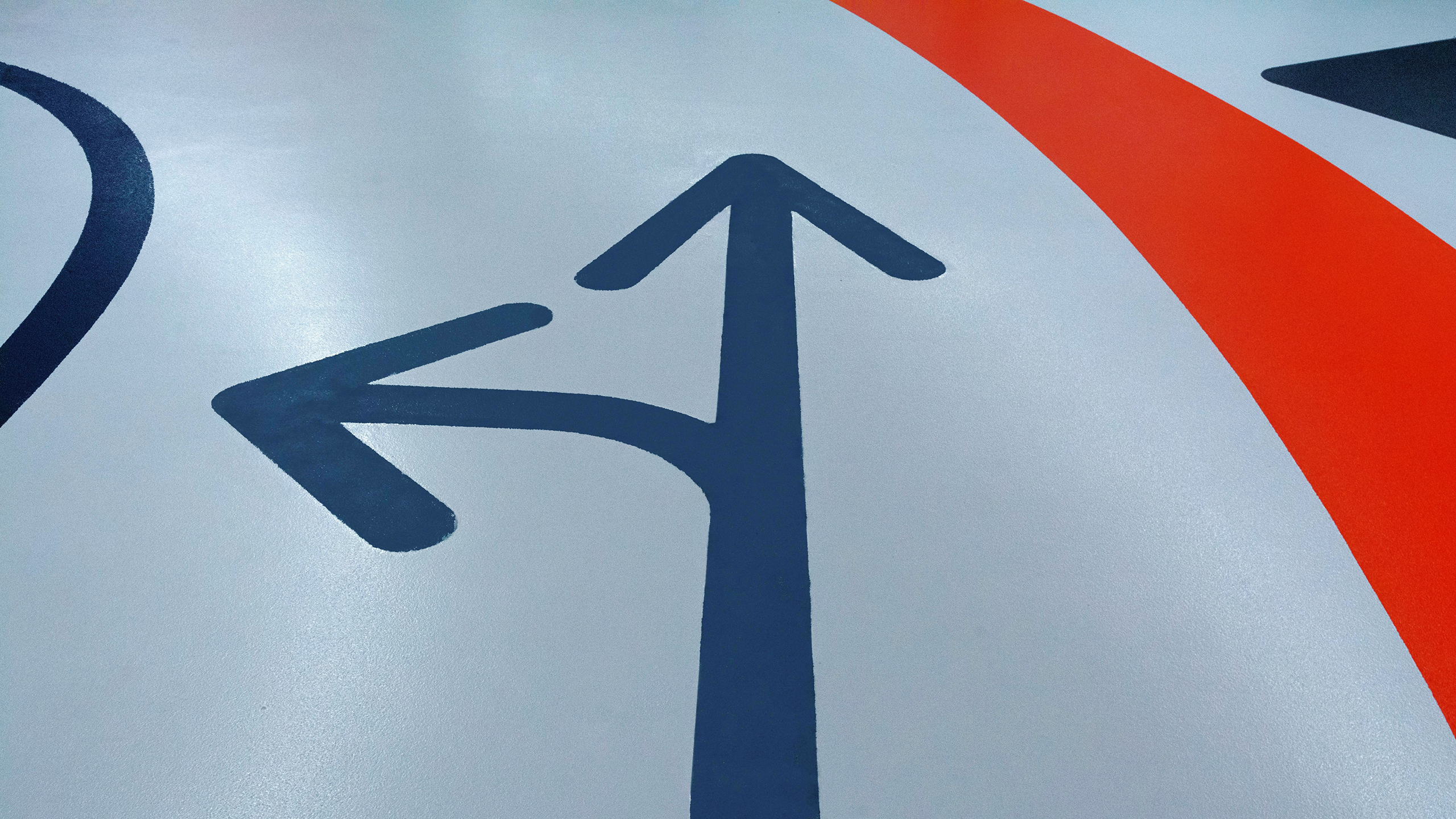 Photo of an arrow sign pointing in two directions