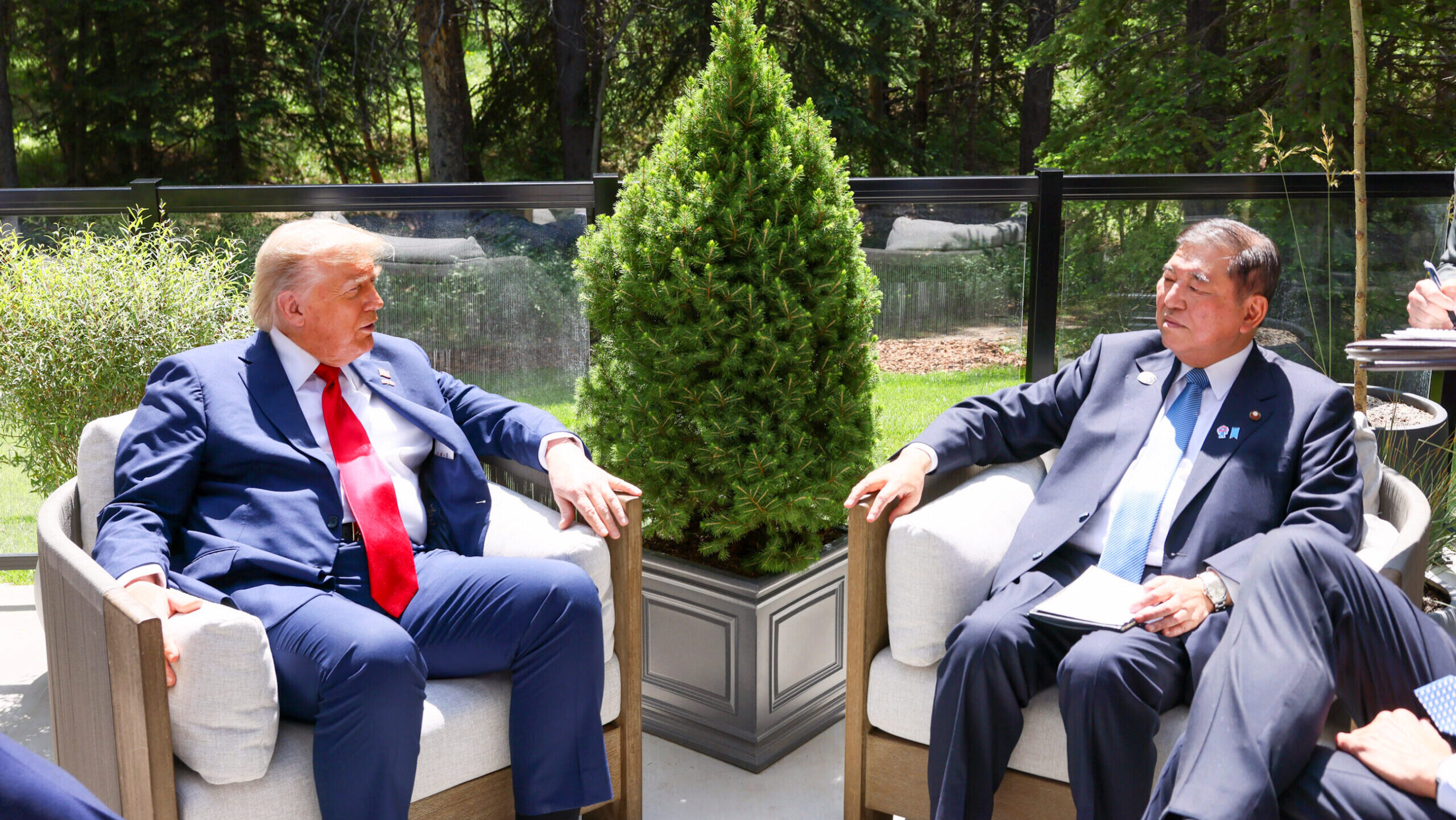 Photo of US President Donald Trump and Japanese Prime Minister Shigeru Ishiba.