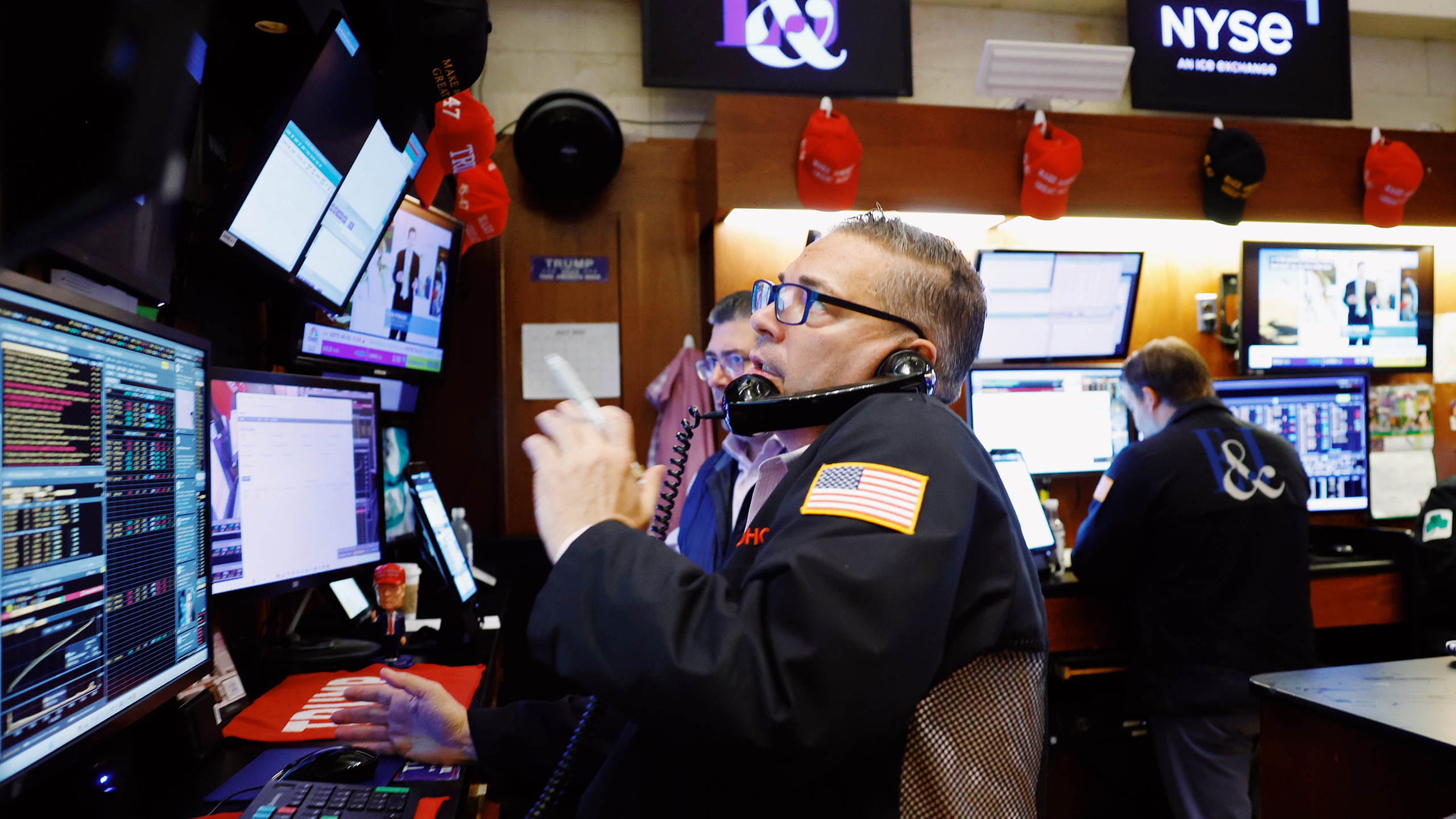 Photo of stock traders on the NYSE floor