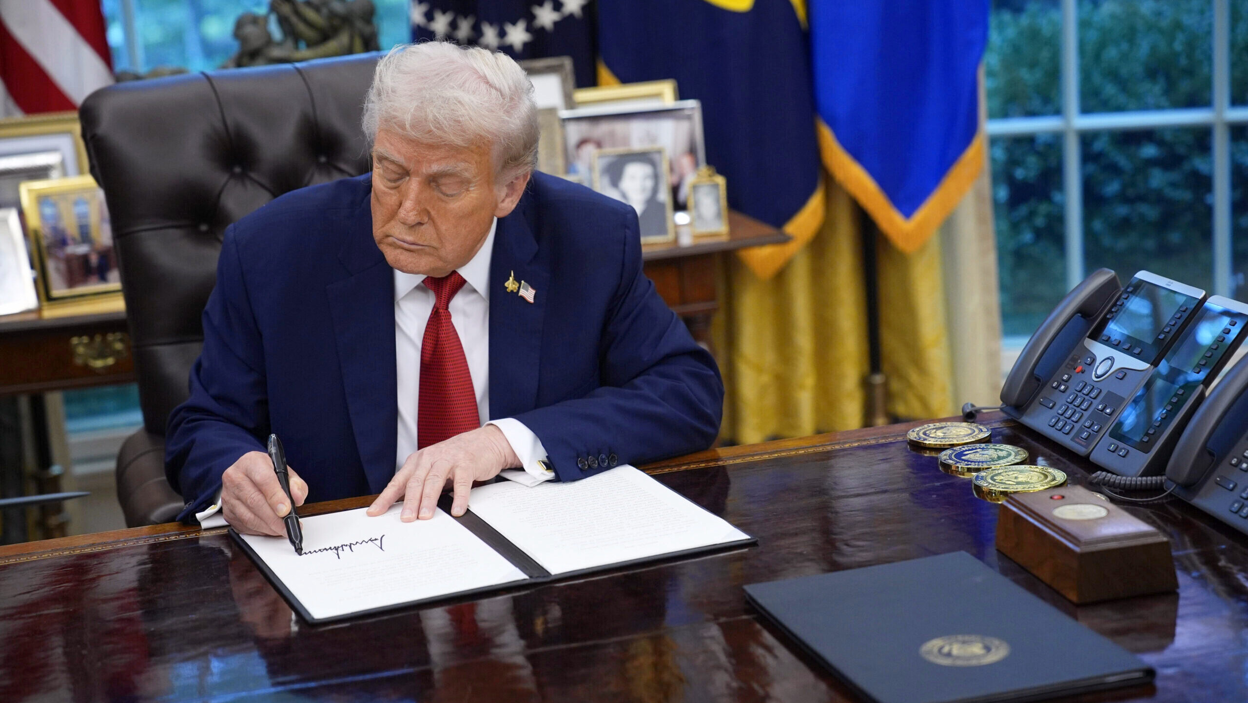 President Donald Trump signs an executive order regarding TikTok in the Oval Office at the White House in Washington DC on Thursday, September 25, 2025.