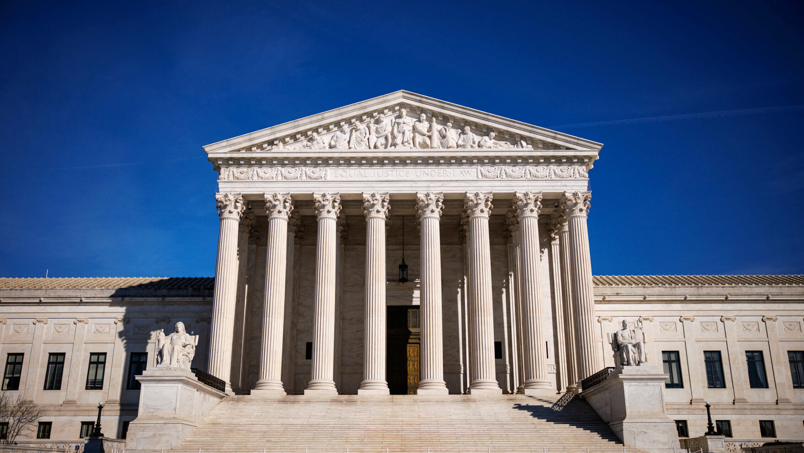 Photo of the US Supreme Court building.