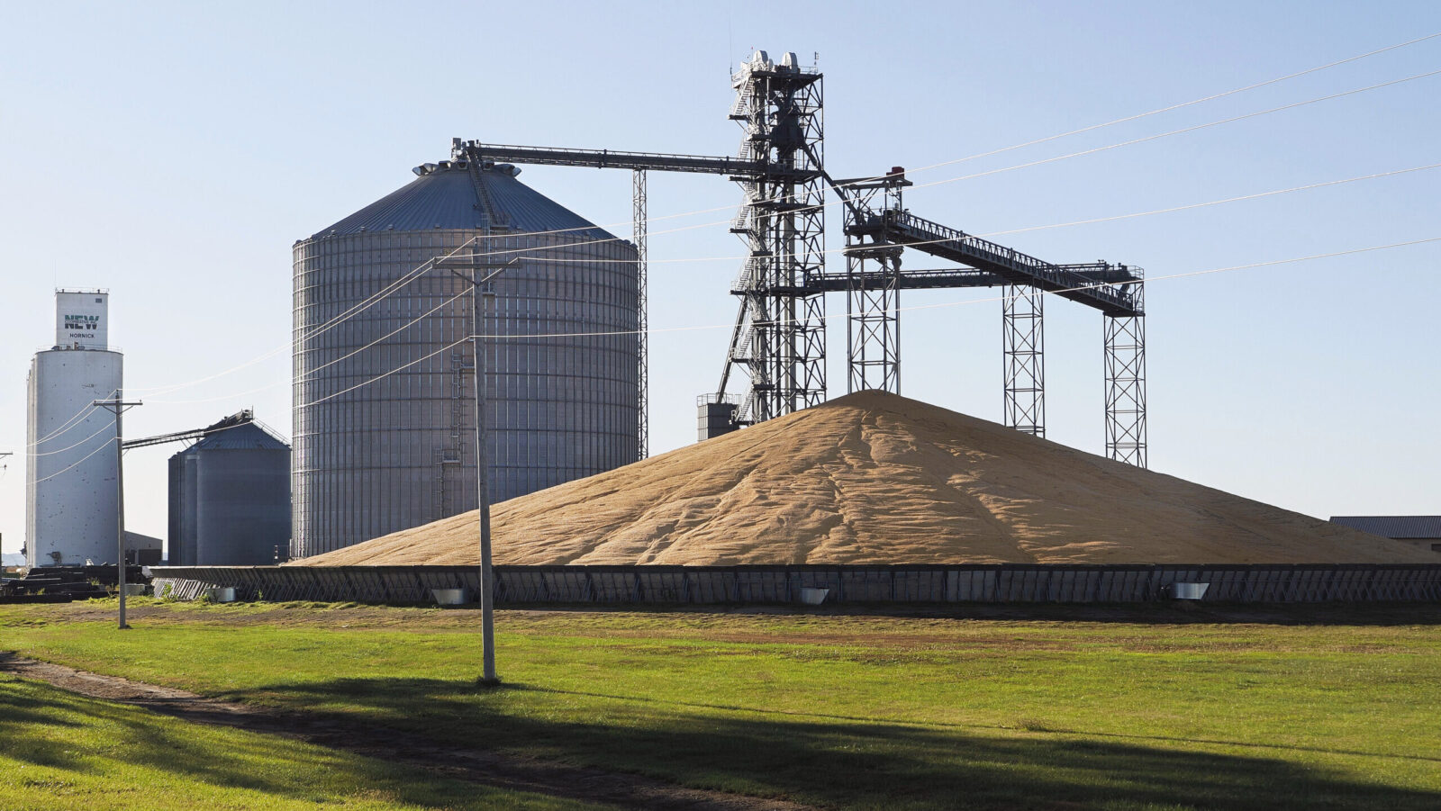 Trump Meets with Farmers as Soaring Fuel, Fertilizer Prices Strain Food Supply Chain