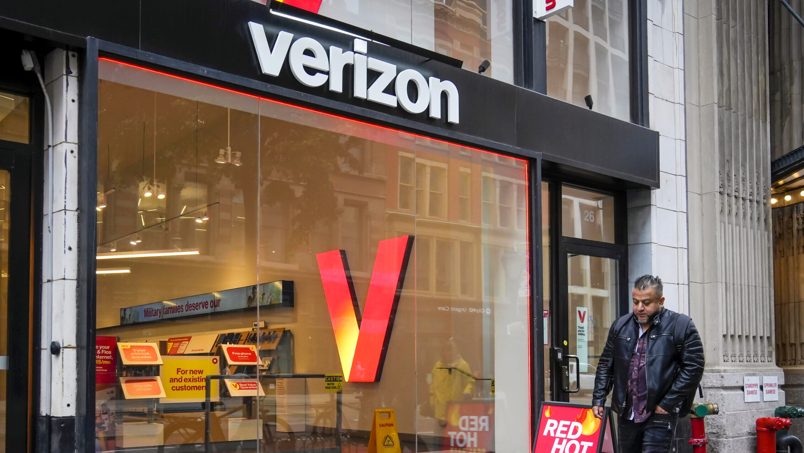 Photo of a Verizon store.