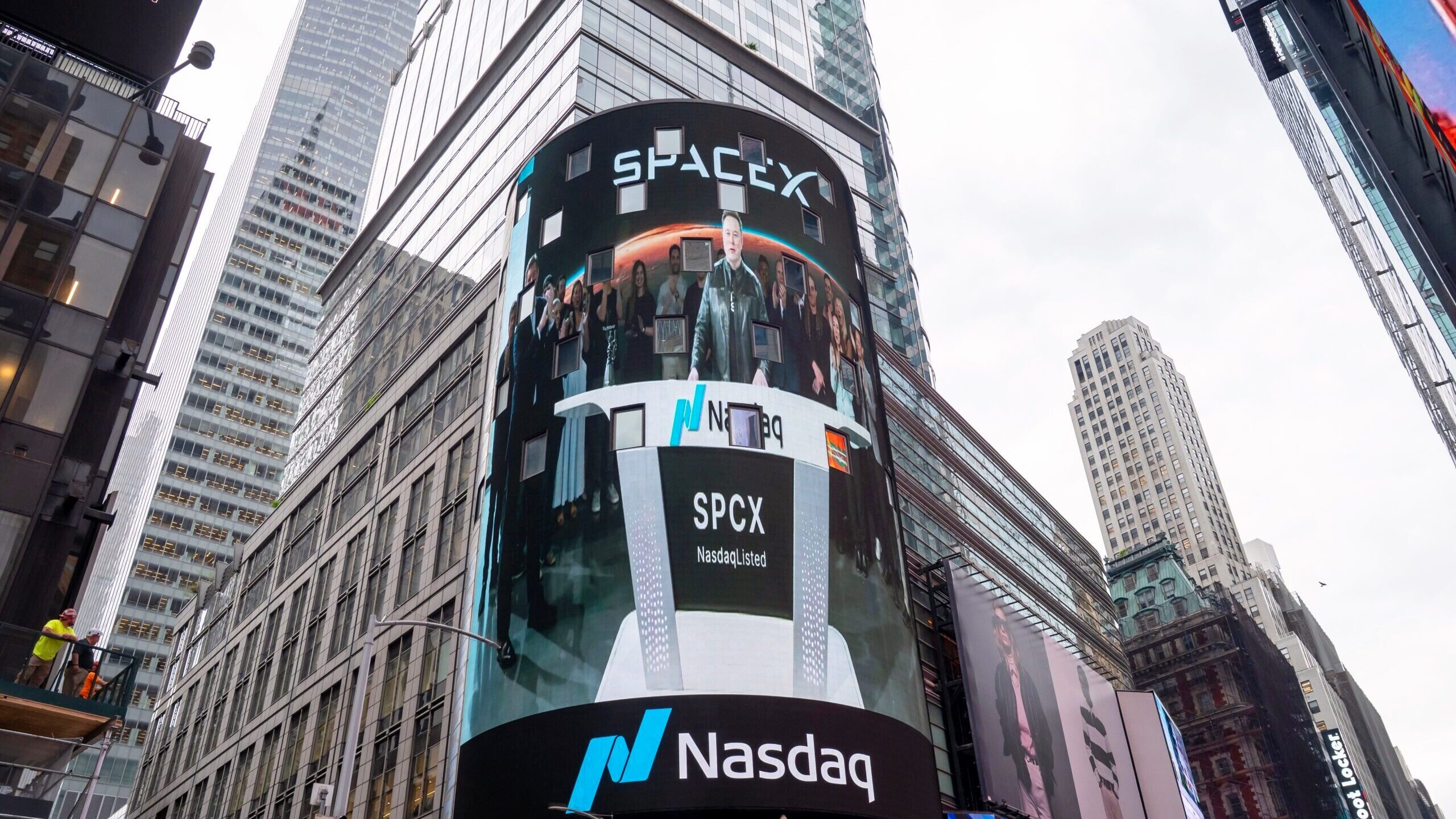 Photo of SpaceX on the display screen on screen outside of stack exchange at Times Square.