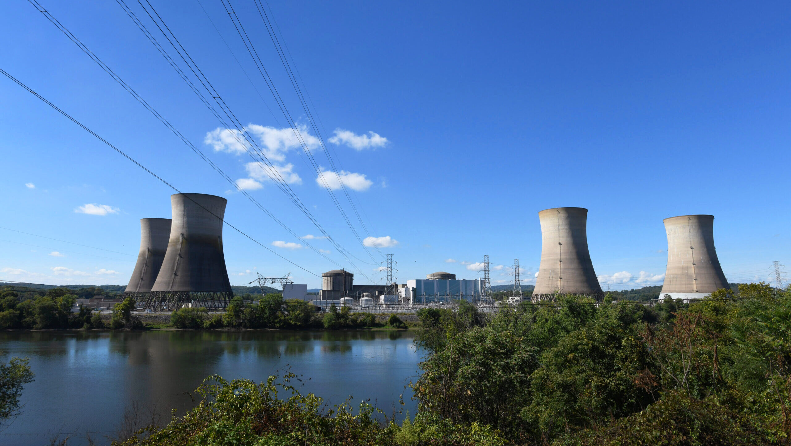 Photo of Three Mile Island Unit 1 nuclear power plant.